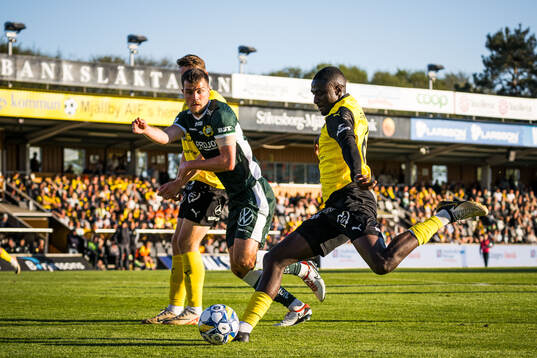 Hammarbys Pavle Vagic och Mjällbys Seedy Imam Jagne