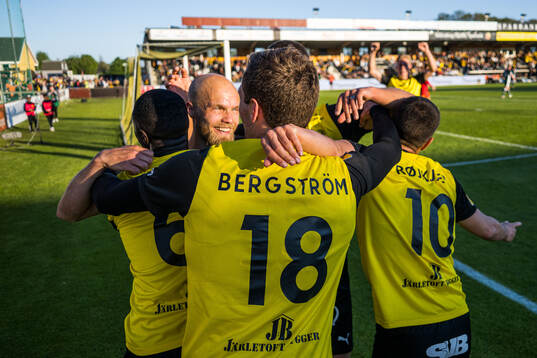 Mjällbys Jacob Bergström jublar med lagkamrater