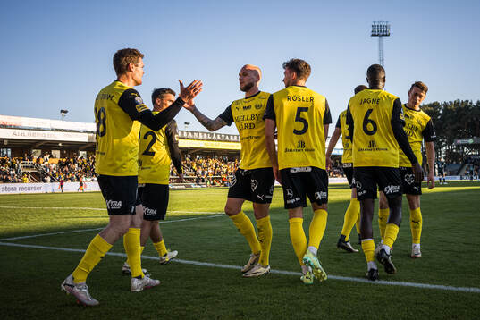 Mjällbys Jacob Bergström jublar med lagkamrater