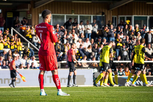 Hammarbys målvakt Oliver Dovin deppar
