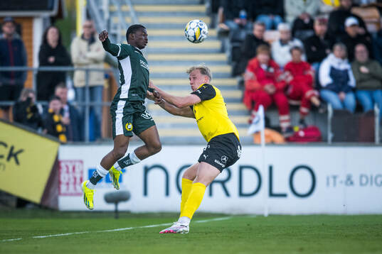 Hammarbys Bouzomana Toure och Mjällbys Herman Johansson