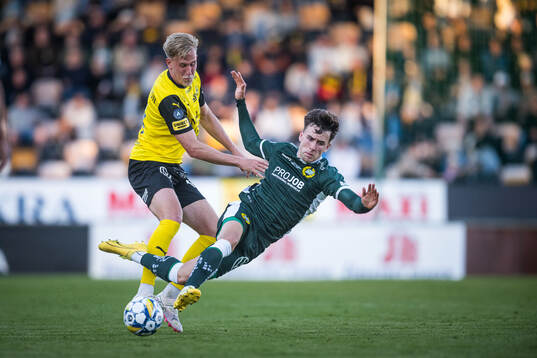 Mjällbys Herman Johansson och Hammarbys Marc Llinares