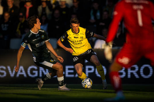 Hammarbys Hampus Skoglund och Mjällbys Elliot Stroud