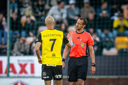 Mjällbys Viktor Gustafson i samtal med Domare Victor Wolf