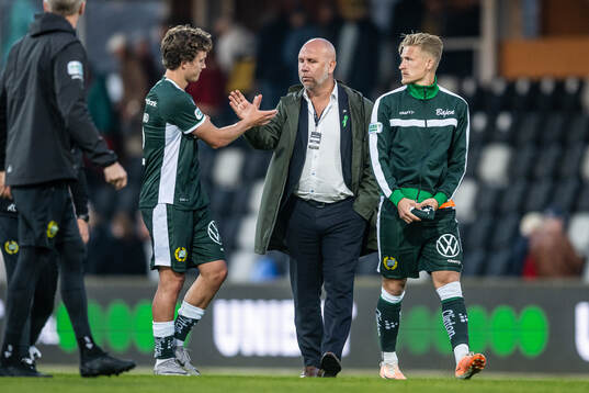 Hammarbys sportchef Mikael Hjelmberg, Hampus Skoglund och