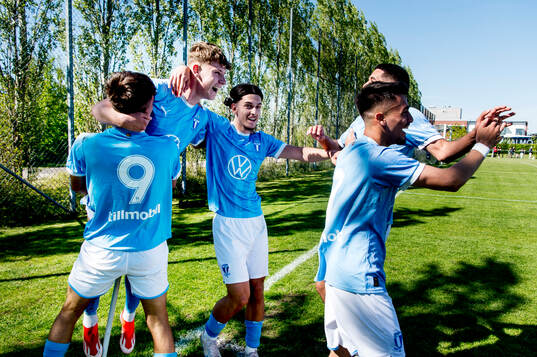 Malmö FFs Viggo Jeppsson jublar med lagkamraterna