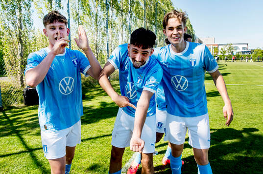 Malmö FFs Viggo Jeppsson jublar med lagkamraterna