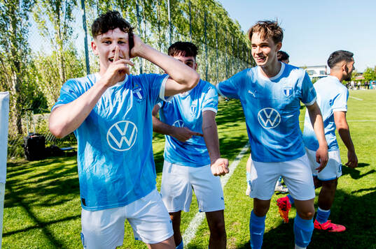 Malmö FFs Viggo Jeppsson jublar med lagkamraterna