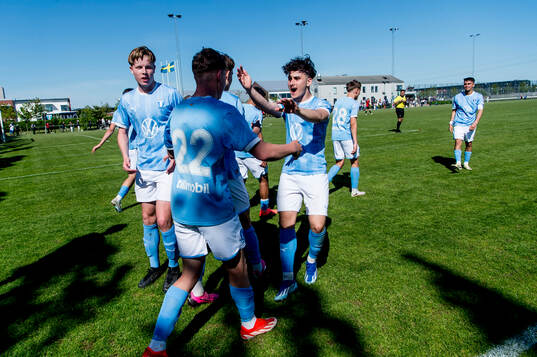 Malmö FFs Viggo Jeppsson jublar med lagkamraterna