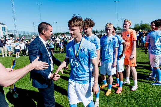 Malmö FFs spelare tar emot medaljer av Malmö FF sportchef