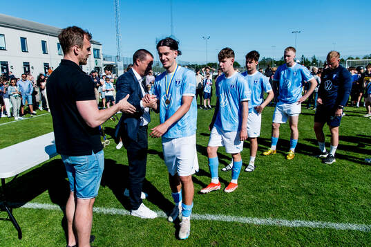 Malmö FFs spelare tar emot medaljer av Malmö FF sportchef