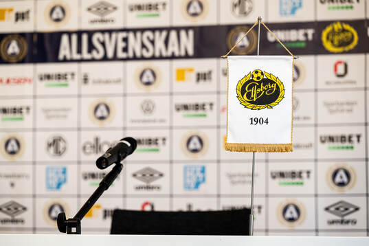 Standar med Elfsborgslogga och mikrofon i pressrummet