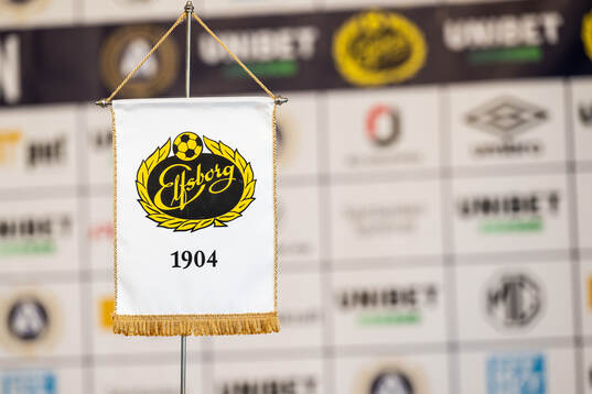 Standar med Elfsborgslogga i pressrummet