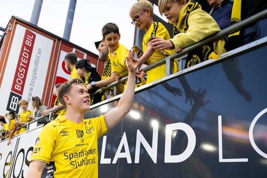 Elfsborgs Eggert Aron Gudmundsson tackar publiken