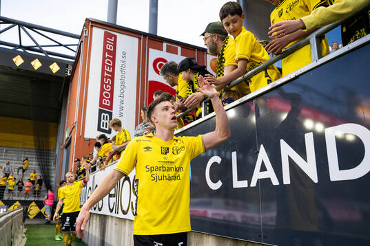Elfsborgs Andri Fannar Baldursson tackar publiken