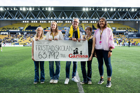 Fristadskolan överlämnar en värdecheck till Garissa