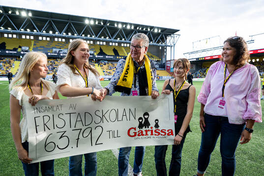 Fristadskolan överlämnar en värdecheck till Garissa