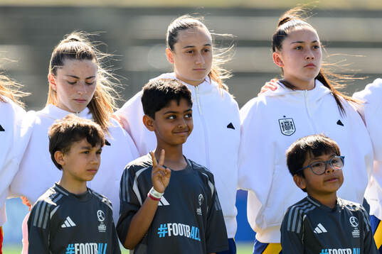 Players of Spain and mascots