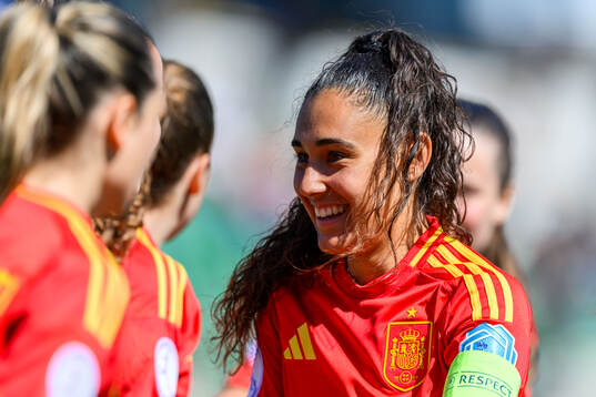 Celia Segura of Spain celebrates with team mates