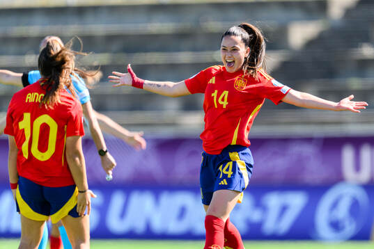Lua Calo of Spain celebrates with Ainoa Gomez