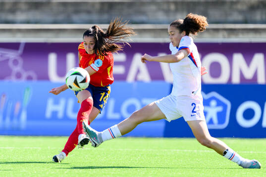 Lua Calo of Spain and Maelle Richelandet of France