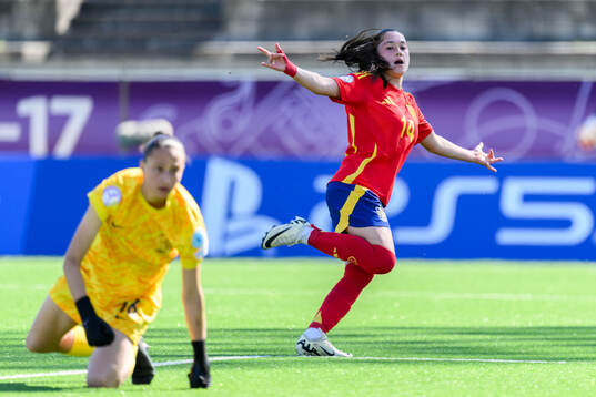 Lua Calo of Spain celebrates and goalkeeper Ceylin Yilmaz