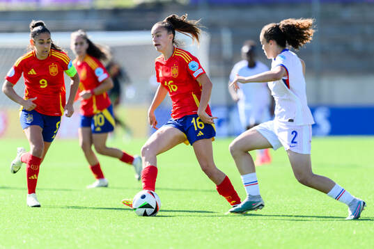 Clara Serrajordi of Spain and Médina Belaid of France