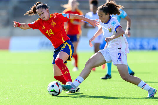 Lua Calo of Spain and Maelle Richelandet of France