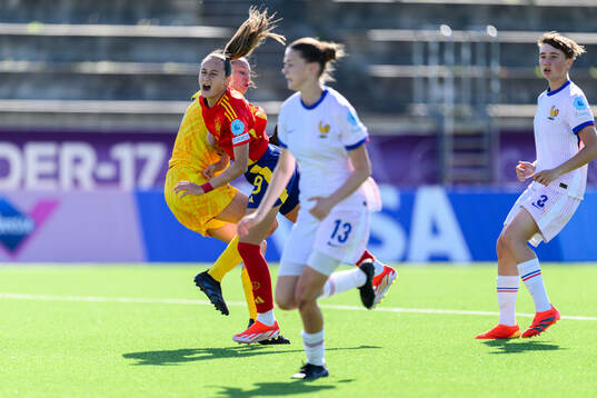 Goalkeeper Ceylin Yilmaz of France collides with Alba