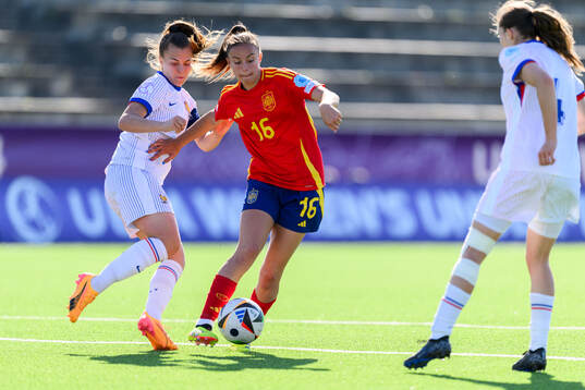 Lina Gay of France and Clara Serrajordi of Spain