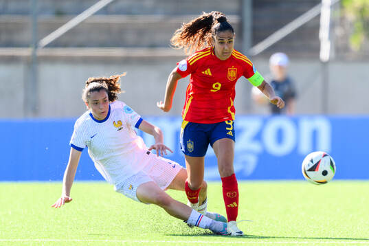 Maelle Richelandet of France and Celia Segura of Spain