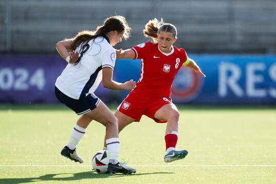 Rachel Maltby of England and Zuzanna Witek of Poland