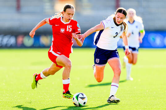Weronika Arasniewicz of Poland and Rachel Maltby of England
