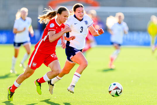 Weronika Arasniewicz of Poland and Rachel Maltby of England