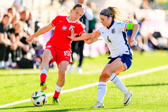 Weronika Arasniewicz of Poland and Laila Harbert of England