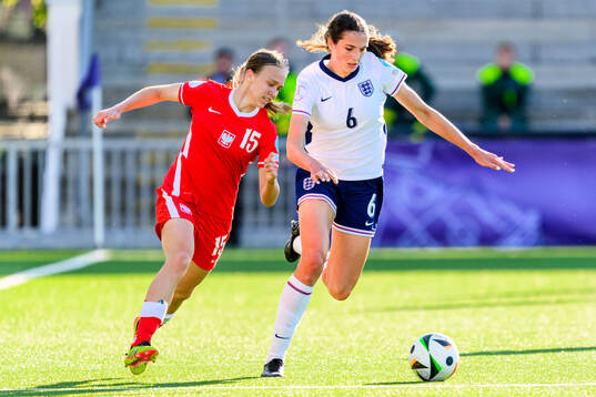 Weronika Arasniewicz of Poland and Cecily Wellesley-Smith
