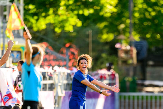 Head coach Natalie Henderson of England react