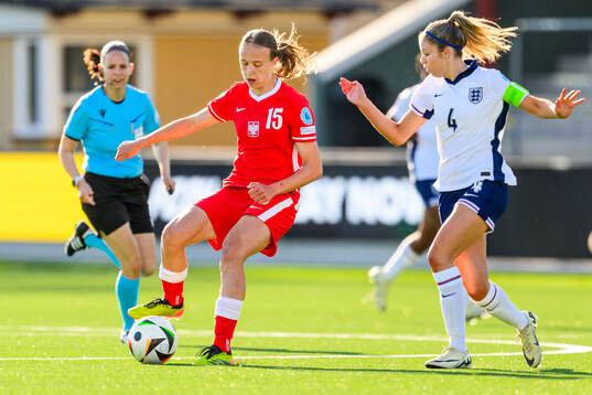 Weronika Arasniewicz of Poland and Laila Harbert of England