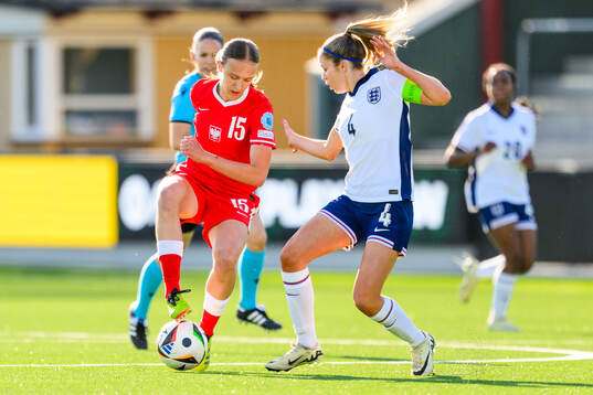 Weronika Arasniewicz of Poland and Laila Harbert of England