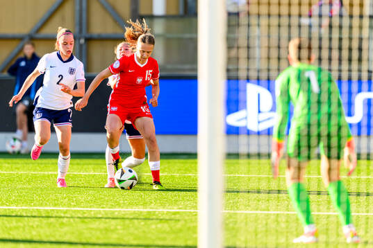 Nelly Las of England and Weronika Arasniewicz of Poland