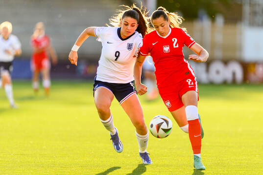 Isabella Fisher of England and Oliwia Lapinska of Poland