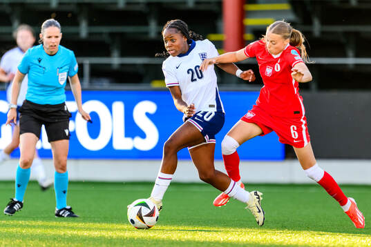 Jane Oboavwoduo of England and Iga Witkowska of Poland