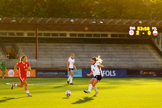 Magda Piekarska of Poland and Laila Harbert of England