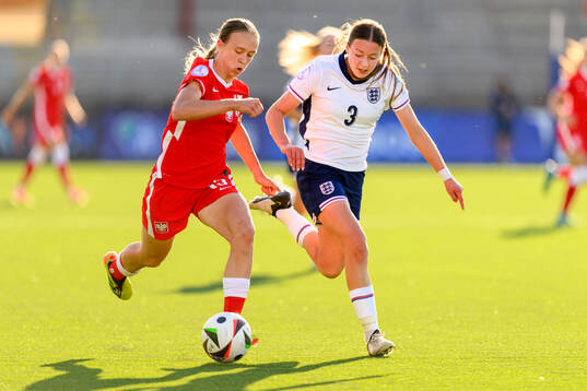 Weronika Arasniewicz of Poland and Rachel Maltby of England