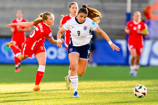 Anna Krakowiak of Poland and Isabella Fisher of England