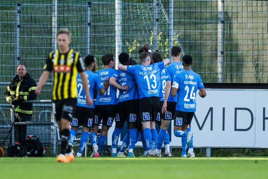 Halmstads Gabriel Wallentin jublar med lagkamrater