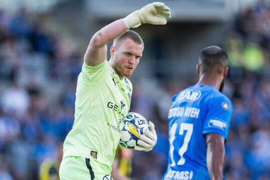 Halmstads målvakt Tim Erlandsson jublar