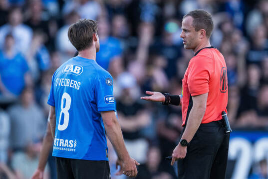 Halmstads Jonathan Svedberg i diskussion med Domare Richard