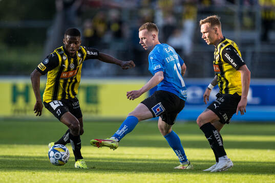 Halmstads Gisli Eyjolfsson mot Häckens Akoua Romeo Amane