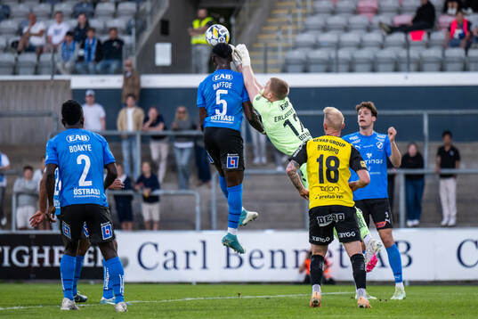Halmstads Joseph Baffoe och målvakt Tim Erlandsson